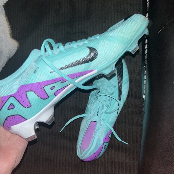 Selling men’s soccer cleats that have been used twice Selling at major discount.